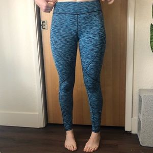 Blue leggings with cool striped pattern